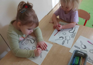 Dzieci kolorują ilustracje.
