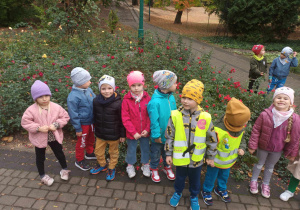 Dzieci na spacerze w Parku Traugutta.