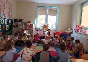Dzieci słuchają opowiadania o Kolorowym Potworze.