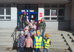 Dzieci przed urzędem pocztowym.