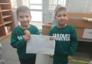 Michał i Marcin trzymają list.