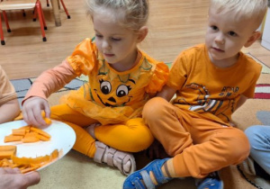 Dzieci poznają marchewkę za pomocą smaku.