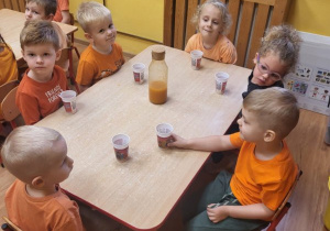 Dzieci próbują soczek marchewkowy przygotowany przez mamę Franka.