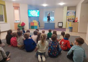 Dzieci oglądają prezentację o mydle.
