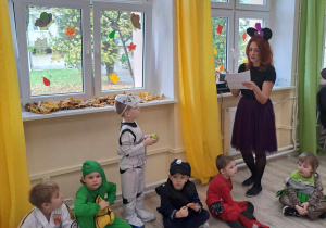 Dzieci biorą udział w zabawach zorganizowanych z okazji "Dnia Postaci z Bajek".