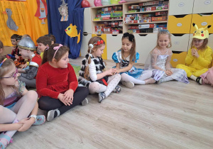 Dzieci biorą udział w zabawach zorganizowanych z okazji "Dnia Postaci z Bajek".