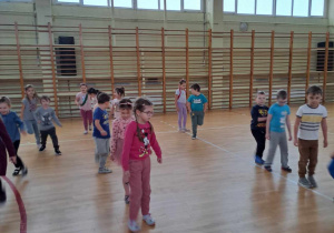 Dzieci biorą udział w ćwiczeniach.