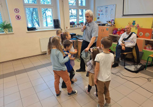 Dzieci odbierają nagrody za taniec.