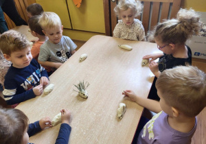 Dzieci formułują jeża z masy solnej.