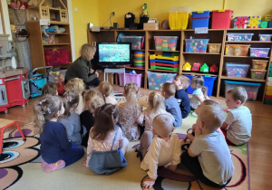 Dzieci oglądają film edukacyjny o Jeżu.