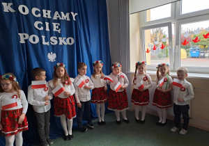 Dzieci biorą udział w występie z okazji Narodowego Święta Niepodległości.