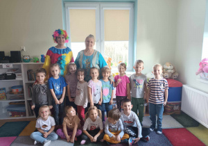 Dzieci z grupy Zajączki z wychowawczyniami podczas obchodów Dnia Postaci Z Bajek.