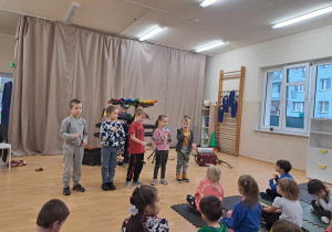 Dzieci biorą udział w spektaklu muzycznym "Człowiek orkiestra w przedszkolu".