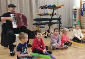 Dzieci biorą udział w spektaklu muzycznym "Człowiek orkiestra w przedszkolu".