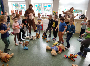 STARSZAKI ŚWIĘTUJĄ DZIEŃ PLUSZOWEGO MISIA