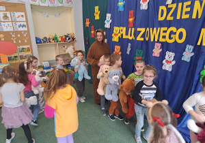 Dzieci biorą udział w zabawach zorganizowanych z okazji Dnia Pluszowego Misia.