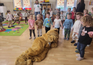 Dzieci uczestniczą w zabawach z misiem "Stary niedźwiedź".