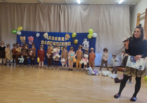 Dzieci z grupy "Wiewióreczki" wystepują przed publicznością przedszkolną.