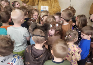 Miś Teddy wita się z dziećmi.