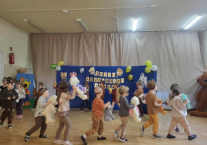 Dzieci z grupy "Wiewióreczki" występują przed publicznością przedszkolną.