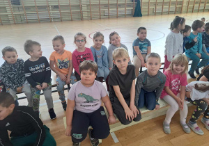 Dzieci na spotkaniu z przedstawicielem Felkowego Stryszku.