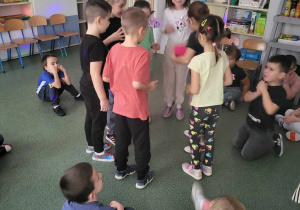 Dzieci biorą udział w zabawach zorganizowanych z okazji Andrzejek.