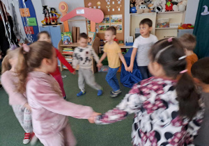 Dzieci biorą udział w zabawach zorganizowanych z okazji Andrzejek.
