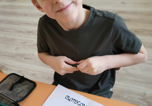 Chłopiec rysuje przy stoliku