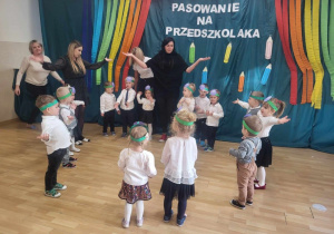 Dzieci z grupy "Jagódki" preznetują swój występ.
