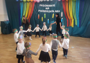 Dzieci z grupy "Jagódki" prezentują swój występ.