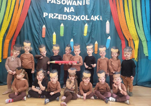 Zdjęcie grupowe dzieci z grupy "Jeżyki" na uroczystoći Pasowania na Przedszkolaka