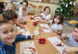 Dzieci malują lukrem Mikołaja