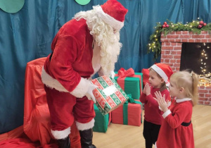 Mikołaj dostaje prezent od dzieci z przedszkola.