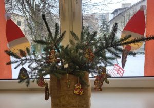 Świąteczne pierniki ozdobione na warsztatach zawisły na świątecznych stroikach w klasie.