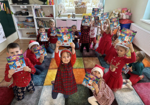Dzieci z grupy Zajączki z prezentami.