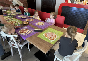 Dzieci przygotowują pizzę