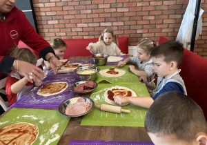 Dzieci przygotowują pizzę