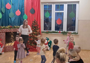 Dzieci śpiewają oraz tańczą w rytm piosenki.