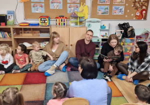 Dzieci słuchają bajki czytanej przez rodzica
