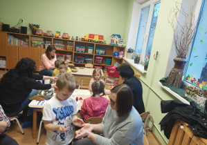 Dzieci wspólnie z Rodzicami wykonywali jesienne stroiki.