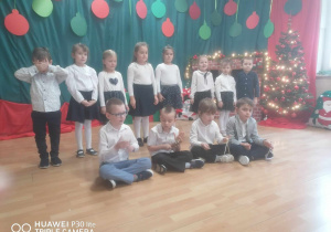 Dzieci śpiewają pastorałkę.