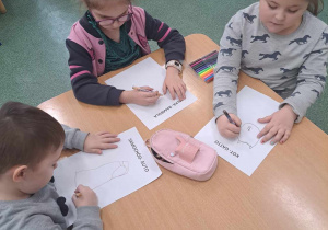 Dzieci rysują obrazki.