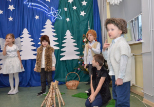 Dzieci biorą udział w przedstawieniu świąteczno- noworocznym.