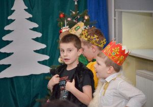 Dzieci biorą udział w przedstawieniu świąteczno- noworocznym.