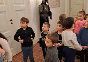 Dzieci zwiedzają pałac.