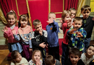 Dzieci zwiedzają pałac.