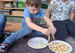 Dzieci biorą udział w zabawach zorganizowanych z okazji Dnia Popcornu.