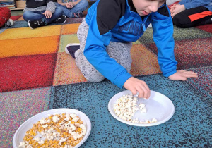 Dzieci biorą udział w zabawach zorganizowanych z okazji Dnia Popcornu.