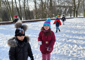 Dzieci podczas zabawy na śniegu w Parku Traugutta