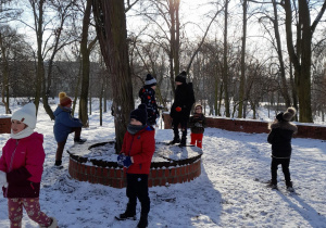 Dzieci podczas zabawy na śniegu w Parku Traugutta